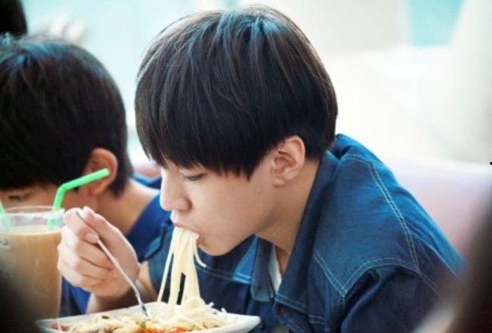 娛樂(lè )圈吃瓜王俊凱圖片,娛樂(lè )圈“瓜王”形象再升級