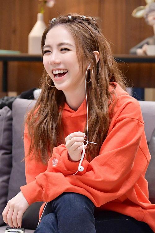 娛樂(lè )吃瓜小妹鄧紫棋,娛樂(lè )界的吃瓜小妹，揭秘娛樂(lè )圈背后的故事