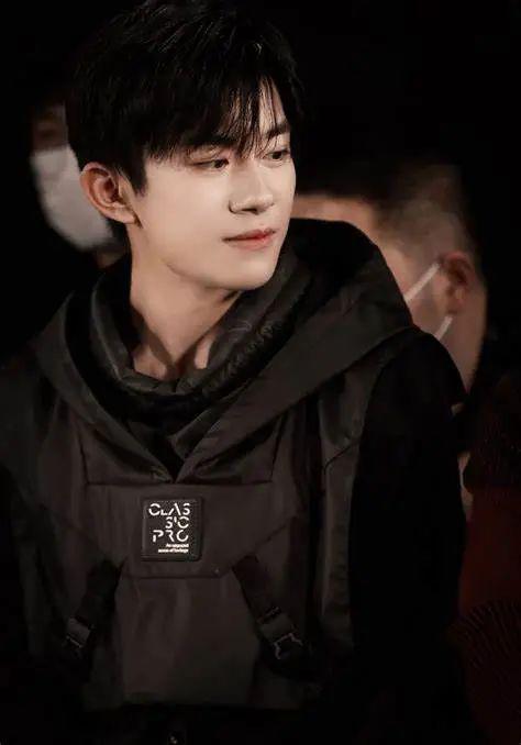 易烊千璽吃瓜娛樂(lè )視頻大全,娛樂(lè )視頻大揭秘